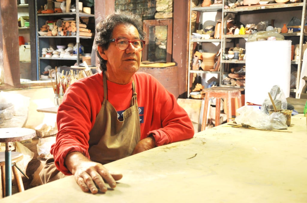 Darcir, artesão que produz em argila uma técnica indígena.