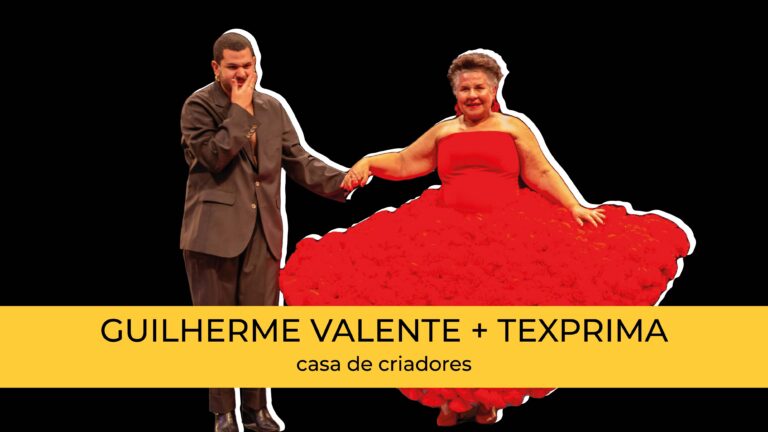 O estilista Guilherme Valente aparece emocionado e está de mãos dadas com sua mãe, que está usando um vestindo vermelho