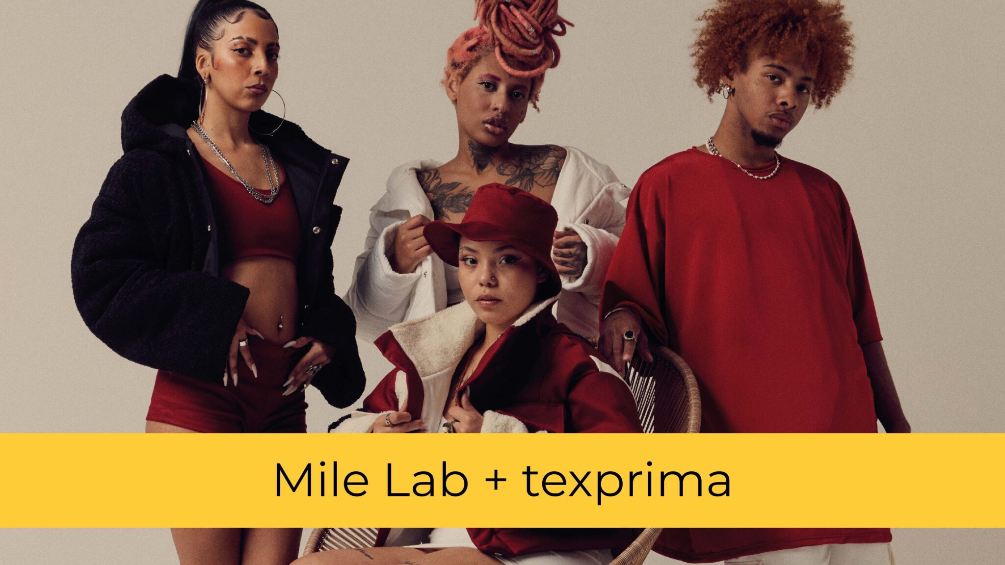 Imagem de três modelos da Mile Lab junto com a designer de moda e fundadora da marca, Milena Nascimento