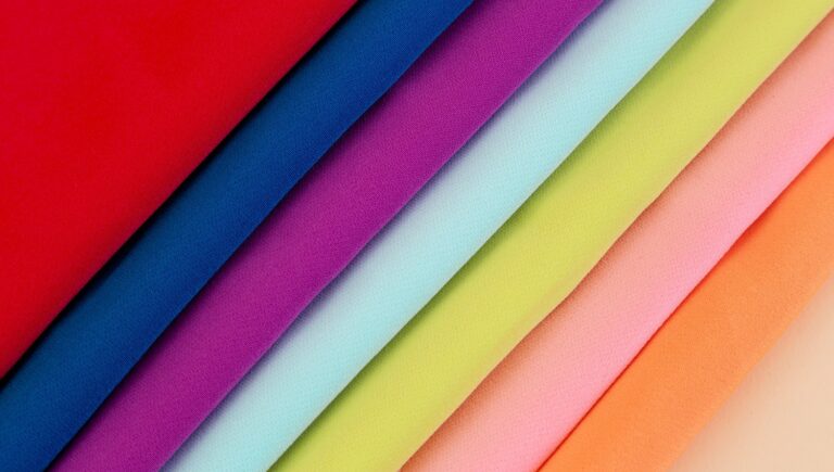 Imagem de 7 tecidos coloridos da Texprima colocados um ao lado do outro