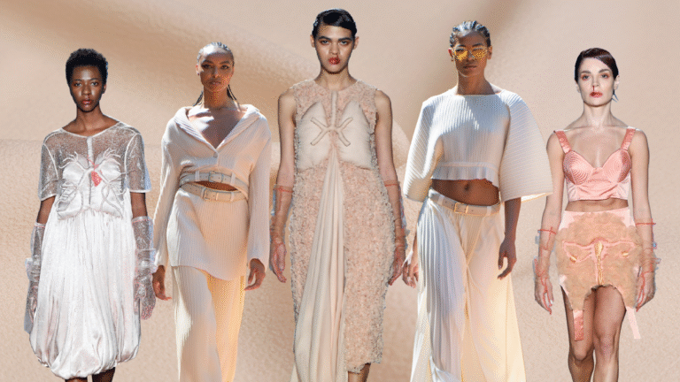 Cinco modelos desfilando com looks em tons claros e texturas diferenciadas, com destaque para plissados, bordados e aplicações que remetem à anatomia feminina, sobre fundo bege suave. A manipulação têxtil como linguagem de estilo e identidade.