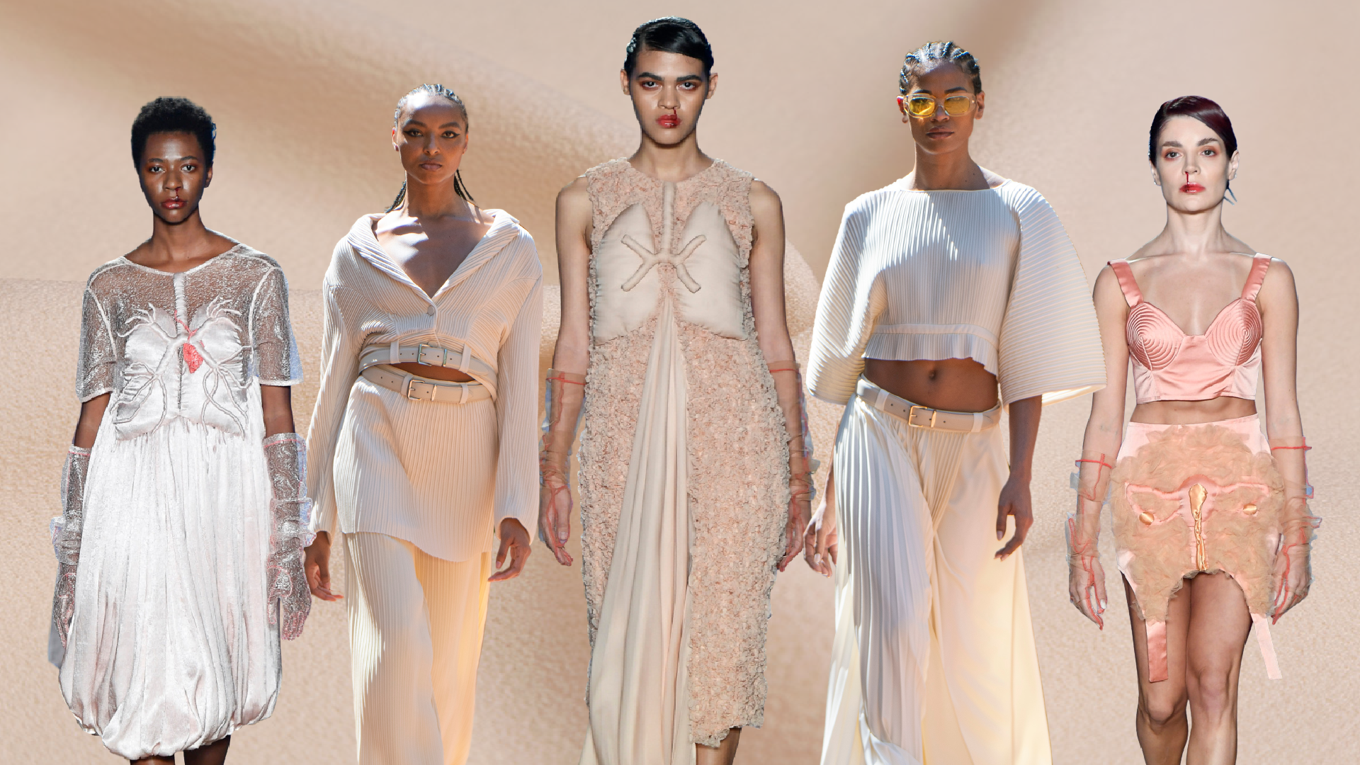 Cinco modelos desfilando com looks em tons claros e texturas diferenciadas, com destaque para plissados, bordados e aplicações que remetem à anatomia feminina, sobre fundo bege suave. A manipulação têxtil como linguagem de estilo e identidade.