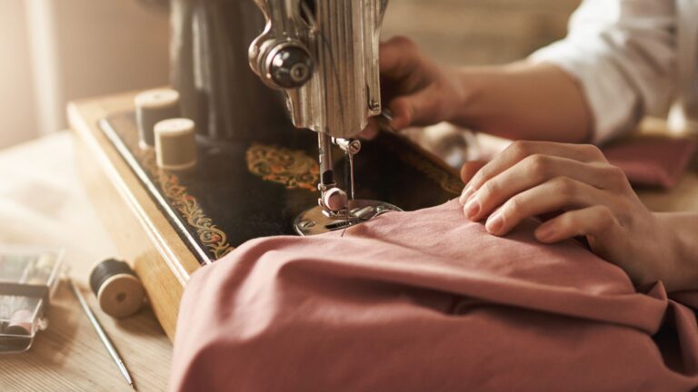 Maquina de costura com tecido rosa