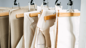moldes de roupas pendurados